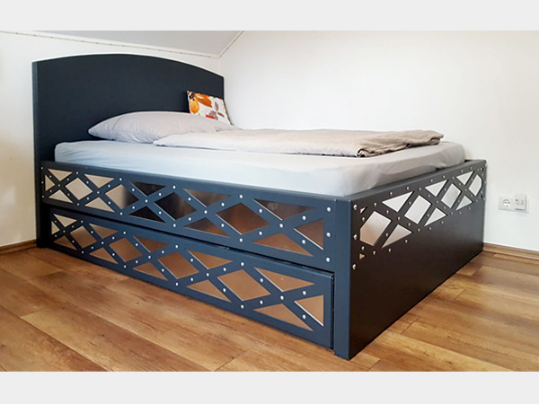 Design-Bett aus Stahl